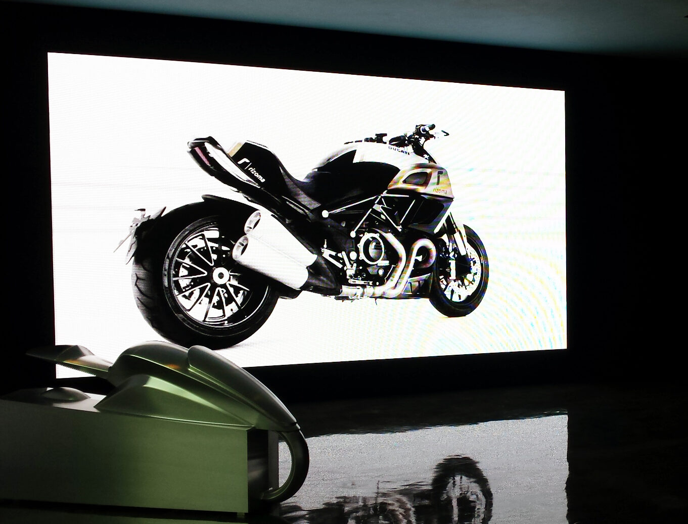 ledwall showroom motorbike