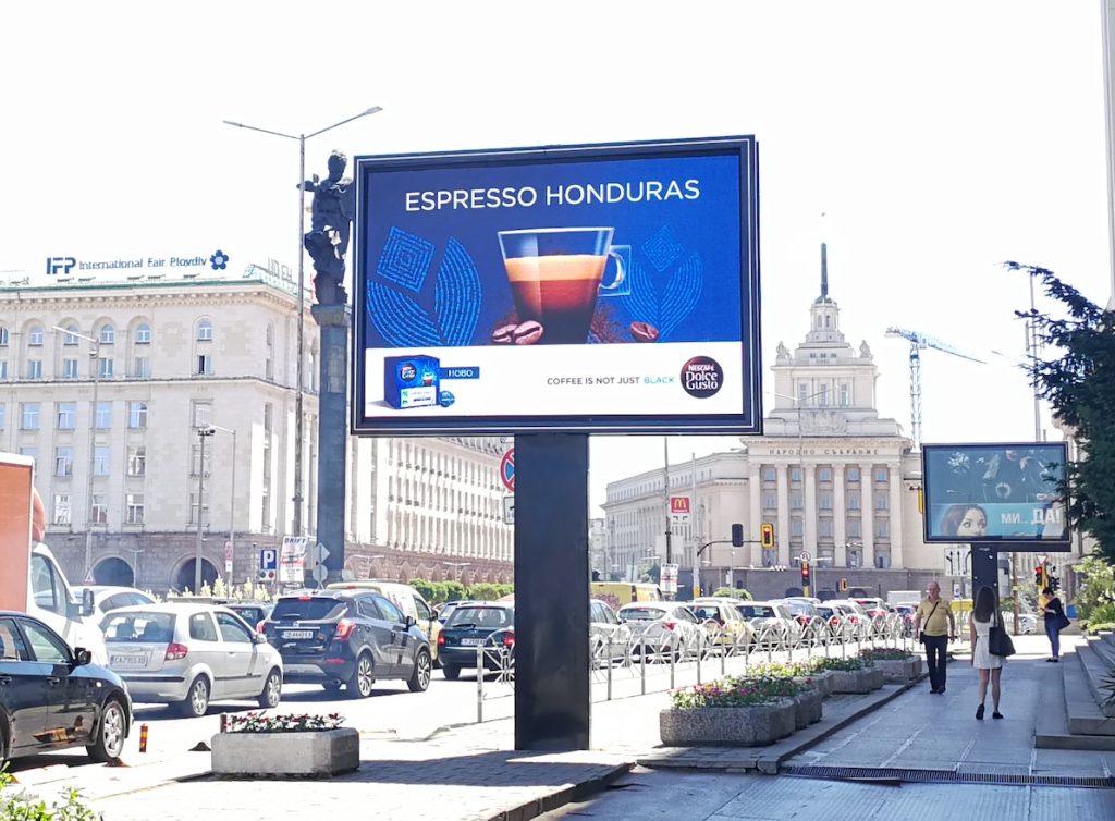 Maxischermo led pubblicitario su palo Sofia