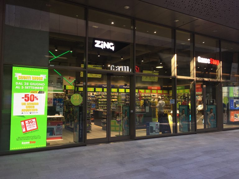 Monitor Led vetrina Game Stop Citylife - Milano