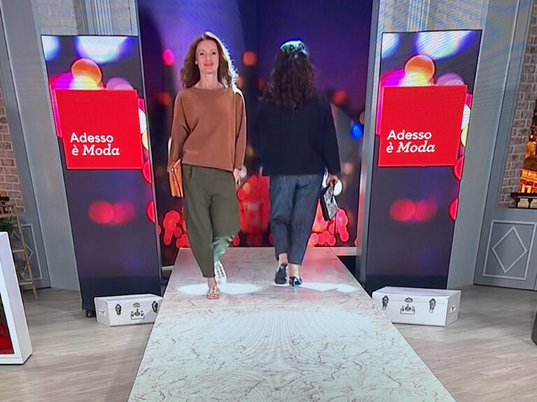 digital poster on wheels 0.6 x 1.8 m