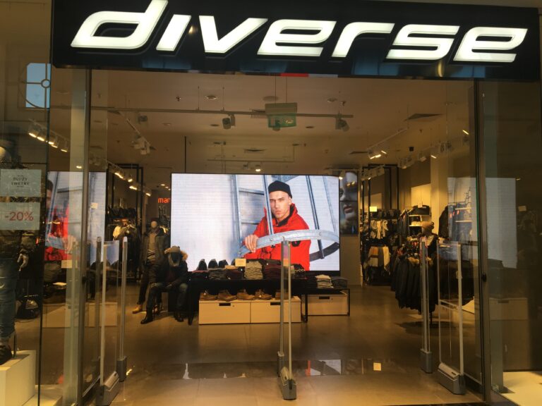 led display fashion store