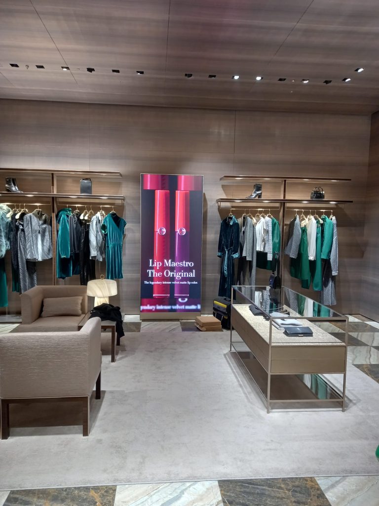 Schermo Led negozio Armani Milano
