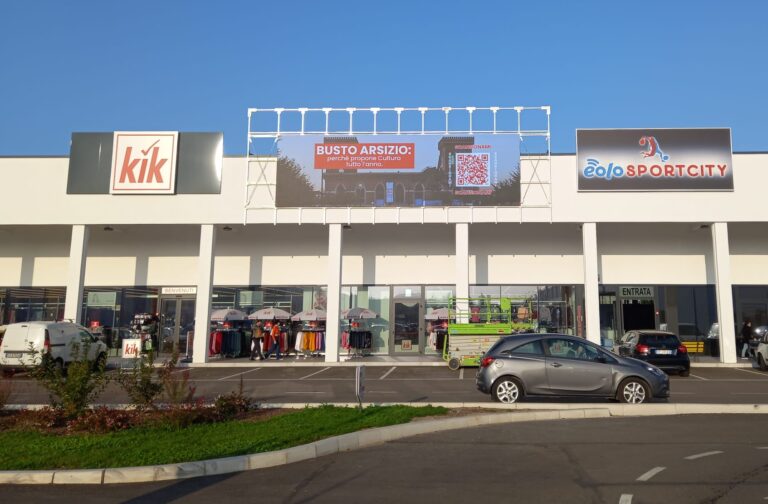led screen shopping mall parking area