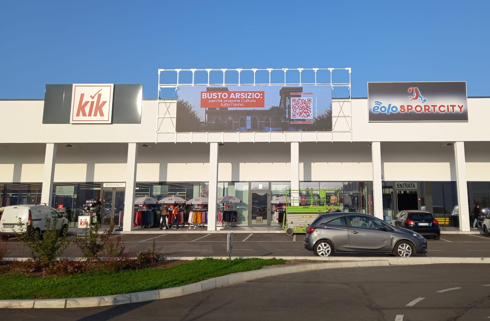 led screen shopping mall parking area