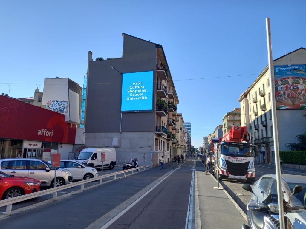maxi schermo led pubblicitario parete milano