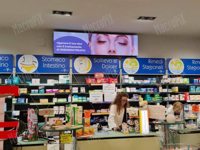 Schermi a led per vetrina farmacia | Torino
