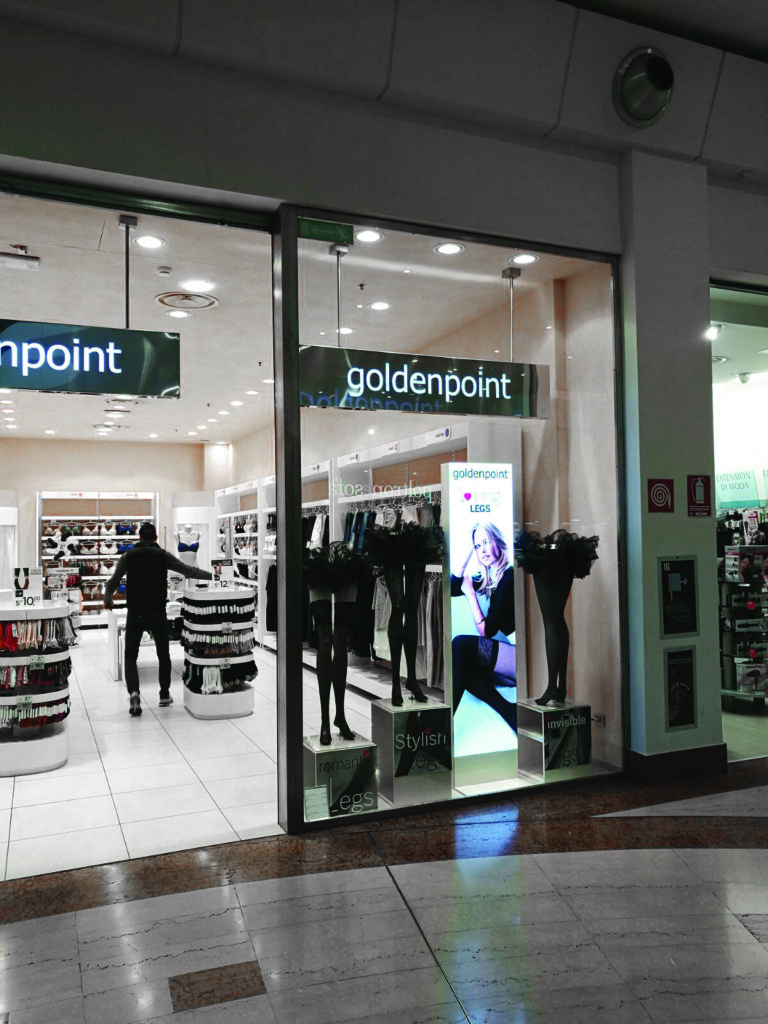 digital totem shop window