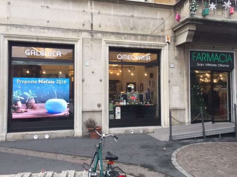 schermi pubblicitari vetrina farmacia